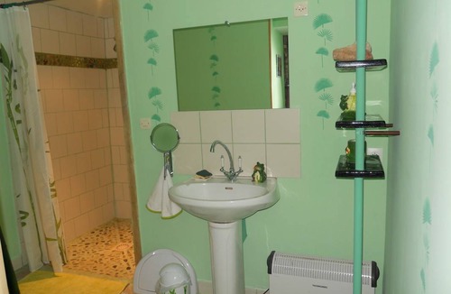 Saint-Vitte-sur-Briance Resort | Private room ∙ 4 guests