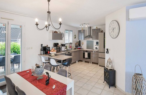 Saint-Medard-de-Guizieres Cottage | Private bedroom in a guesthouse in Saint-Emilion