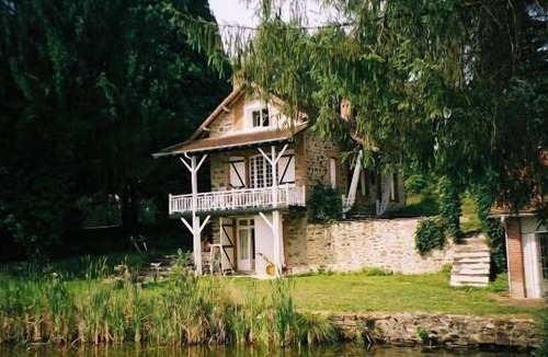 Ladignac le Long House | property with guest house on beautiful grounds (9 ha) directly on a large lake (5 ha)
