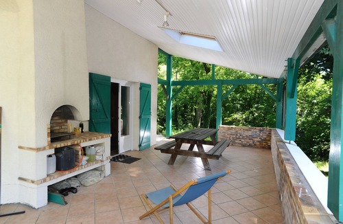 Leognan House | Quiet 7-bedroom family home on the river