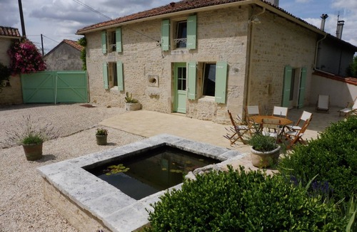 Cellefrouin House | QUIET COMFORTABLE WITH RELAXING POOL FOR 6 TO 8 PEOPLE