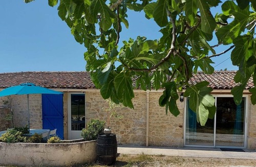 Mauzac Cottage | Quiet gîte on 2 ha property with pond, 10 mins from the ocean