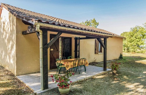 Salignac-Eyvignes House | Quiet holiday home with shared pool