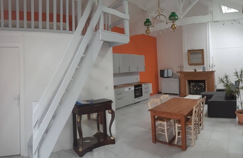 Eysines Apartment | Quiet outbuilding with character, direct to Bordeaux tramway in 20 minutes