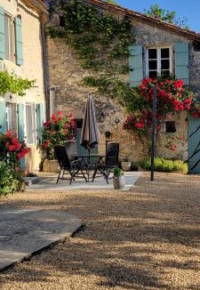 La Rochebeaucourt-et-Argentine Resort | Raisin et Toile - French American Retreat