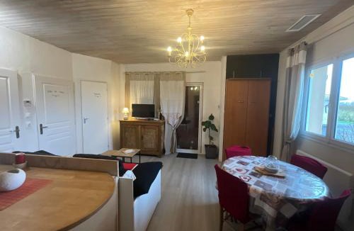 Saint Sever Apartment | Ravissant T2, Cl 3 étoiles, 3 pers et 1 enf , 3 lits, parking et patio