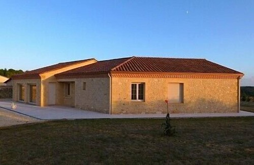 La Douze House | Recent contemporary house in the countryside with swimming pool .