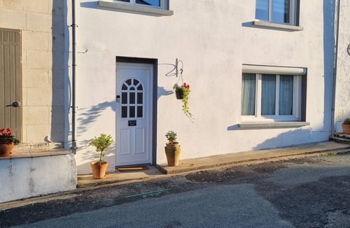 Chenac-Saint-Seurin-d'Uzet House | Relax, surrounded by vineyards, 15 mins from sandy beaches and restaurants.