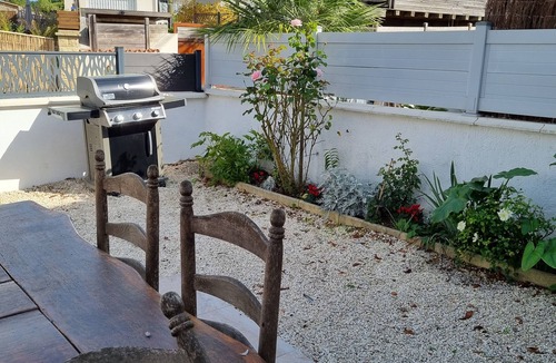 Chenac-Saint-Seurin-d'Uzet House | Relax, surrounded by vineyards, 15 mins from sandy beaches and restaurants.