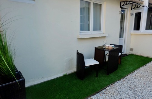 Le Bouscat Apartment | Renovated apartment on courtyard/garden at Bouscat