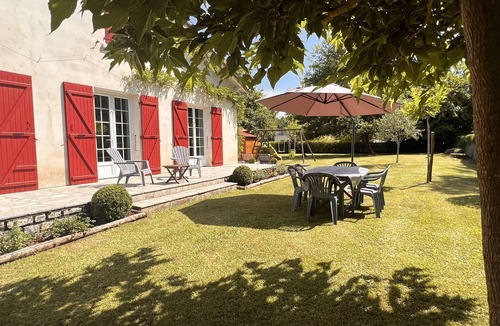 Mareuil en Perigord House | Renovated country house with swimming pool sleeps 9