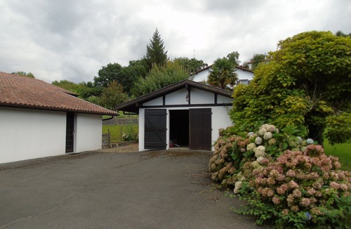 Saint-Pee-sur-Nivelle House | RENOVATED BASQUE HOUSE 8 BEDROOMS CLIM WIFI NEAR LAKE, OCEAN GARDEN, PETS OK