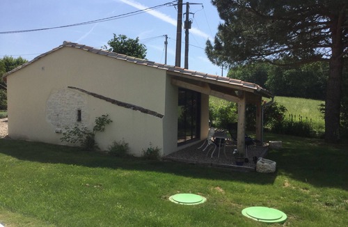 Saint-Sernin Cottage | Romantic Studio gite nestled in the vines and prune trees, own private garden