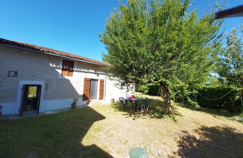 Saint-Martin-de-Riberac Cottage | Rural cottage with pool, secluded garden