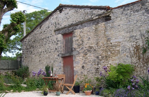Coulgens Cottage | Rural Gite with private courtyard garden, Coulgens/St Angeau - sleeps 4 + baby