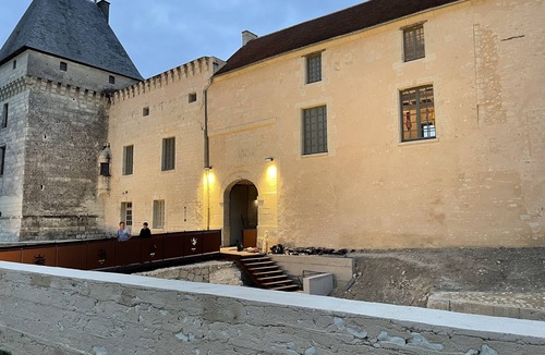 Monts-sur-Guesnes Apartment | Séjour dans la tour du Château !