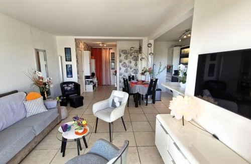 Saint-Palais-sur-Mer Apartment | Saint Palais sur Mer - SEA VIEWS for this SUPERB FLAT - a real gem