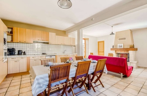 Sauveterre-la-Lemance House | Sauveterre Pool Escape
