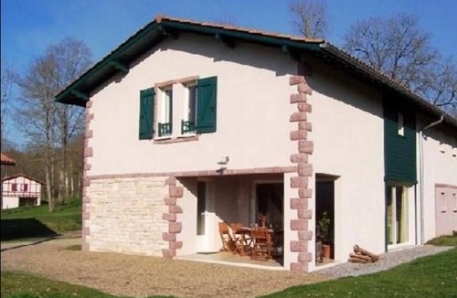 Saint-Jean-le-Vieux Apartment | See Promotion 2024! Domaine du Lac d'Harrieta: Your vacation in the Basque Country.
