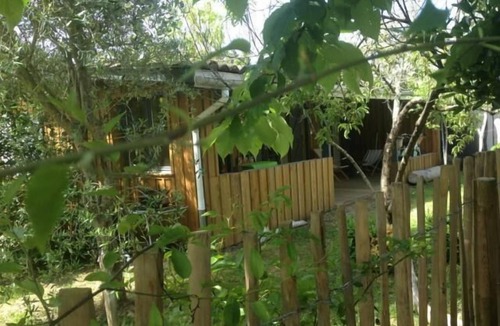 Piraillan House | Shed with covered terrace and private garden
