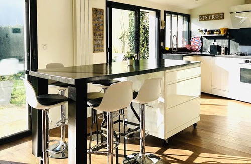 Port District House | Single storey house / shops-market and beach on foot!