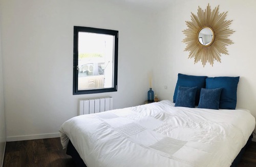 Port District House | Single storey house / shops-market and beach on foot!