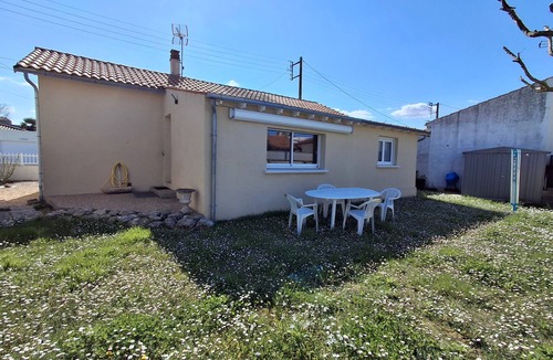 Port District House | Single-storey house in Châtelaillon-Plage 500m from ocean for 6 people, garden, BBQ