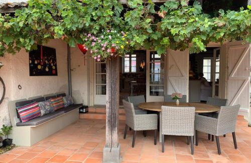 Saint-Meard-de-Gurcon House | Sleeps 6 Vineyard Escape- PetsOK & Airport Access