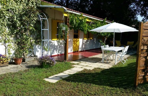 Labenne House | Small house in park with large pool