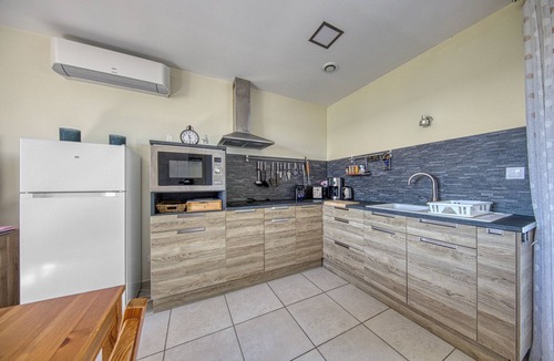 Montagne House | Small House in the Heart of the Vineyards – Comfortable Getaway with Air Conditioning