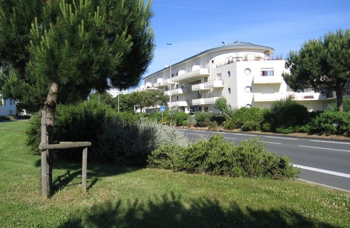 La Rochelle Apartment | South terrace apartment with pool view of the residence, parking, proximity to the sea