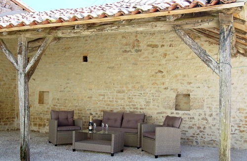 La Foret-de-Tesse Cottage | Spacious 1 Bedroom Cottage/Gîte with shared pool in the Charente