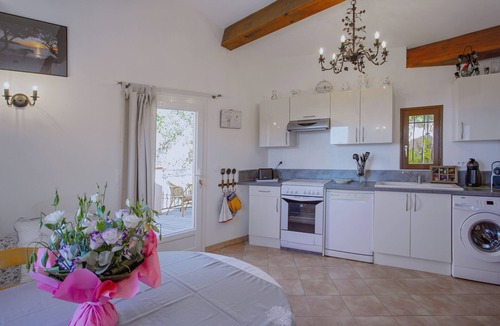 Bormes-Les-Mimosas Apartment | SPACIOUS 3 ROOMS APT IN LARGE GARDEN HOUSE, WIFFI, CLASS 3 *, 1km from the beach