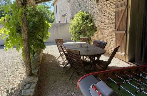 Chaunay House | Spacious farmhouse with private pool and large garden