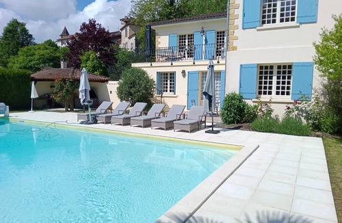 Aubeterre-sur-Dronne Villa | Spacious family villa with large heated pool & sundowner deck in pretty village