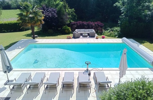 Aubeterre-sur-Dronne Villa | Spacious family villa with large heated pool & sundowner deck in pretty village
