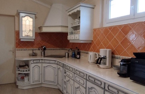 Domino House | Spacious Family Home in Domino - Near Beach & Market, Sleeps 9