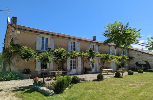 Chadurie Cottage | Spacious Gîte with Wi-Fi, Heated Pool, Wood Stove & Baby Gear in Peaceful Countryside