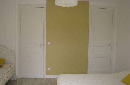 Echillais Bed & Breakfast | Spacious room in charming Charentaise