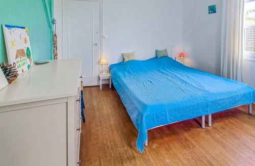 Bourcefranc-le-Chapus House | Spend a relaxing time with your extended family in this spacious vacation home by the sea.