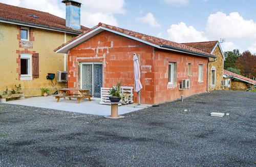 Pouillon House | Spend your family vacation in the countryside.