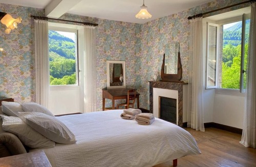 Issor Bed & Breakfast | Splendid farmhouse at the foot of the Pyrenees, breathtaking view