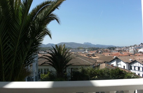 Saint-Jean-de-Luz City Center Apartment | ST JEAN DE LUZ SUPER T2 center, swimming pool exceptional setting, beach walk
