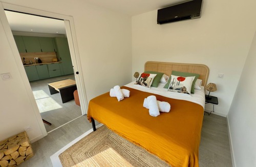 Boucau Cabin | State-of-the-art lodge with private whirlpool, AC and high-speed wifi.