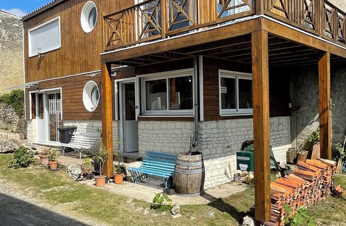Dompierre-sur-Charente Apartment | Stone and wood, the calm of a small village.