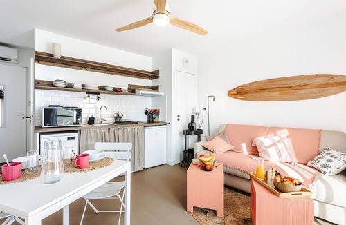 Rivedoux-Plage Apartment | Studio Apartment 'Les Pins, Vue Mer' with Sea View, Private Terrace and Wi-Fi
