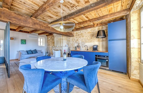 Saint-Emilion Apartment | Studio Apartment 'L'escale Bigaroux' with Wi-Fi and Air Conditioning