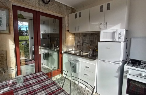 Genouille Apartment | Studio 'Corail' with Private Terrace, Shared Garden and Wi-Fi