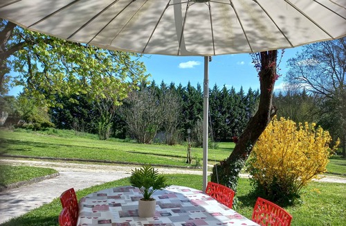 Genouille Apartment | Studio 'Corail' with Private Terrace, Shared Garden and Wi-Fi