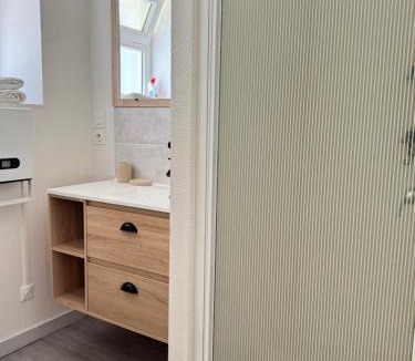 Egletons Apartment | Studio cosy & pratique avec parking privé